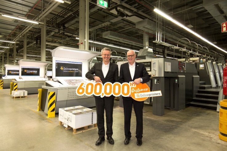 Onlineprinters recibe la felicitación de su socio tecnológico Heidelberg. Rainer Hundsdörfer (derecha), presidente de la junta directiva de Heidelberger Druckmaschinen AG, felicita a Michael Fries, CEO de Onlineprinters GmbH.