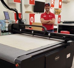 “Con 20 años de experiencia como rotulista, he enfrentado los mismos problemas que tienen mis clientes. Esto me permite asistirles y comprender mucho mejor sus desafíos diarios”, señala Luis Alarcos, director general de Rotutech.