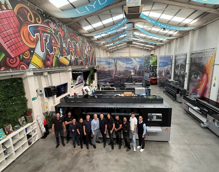 La nueva impresora híbrida se expone en las amplias instalaciones de TALAWIN junto al resto de soluciones PLATINUM de impresión y de corte.