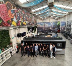 La nueva impresora híbrida se expone en las amplias instalaciones de TALAWIN junto al resto de soluciones PLATINUM de impresión y de corte.