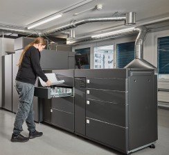 La empresa suiza Schmid-Fehr AG ha creado un entorno de producción híbrido para una producción de impresión especialmente eficiente con la Jetfire 50, una Speedmaster XL 75 y Prinect Touch Free.