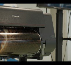 Canon imagePROGRAF PRO‑2600, precisión y alta calidad con sus 12 tintas y amplia gama cromática.
