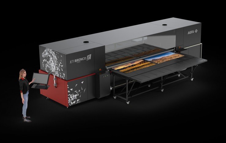 Jeti Bronco H3300 HS, versátil impresora híbrida de 3,3 metros con un rendimiento robusto y una flexibilidad excepcional.