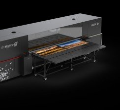 Jeti Bronco H3300 HS, versátil impresora híbrida de 3,3 metros con un rendimiento robusto y una flexibilidad excepcional.