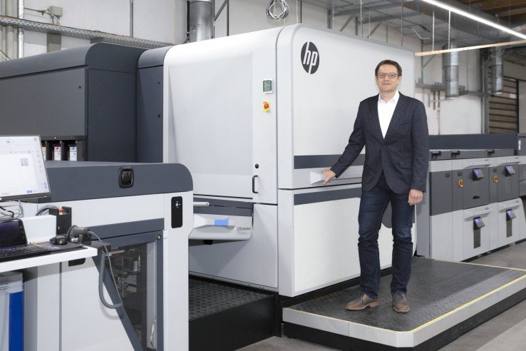 Jürgen Winkler, Director de Operaciones de Onlineprinters, junto a la nueva prensa digital.