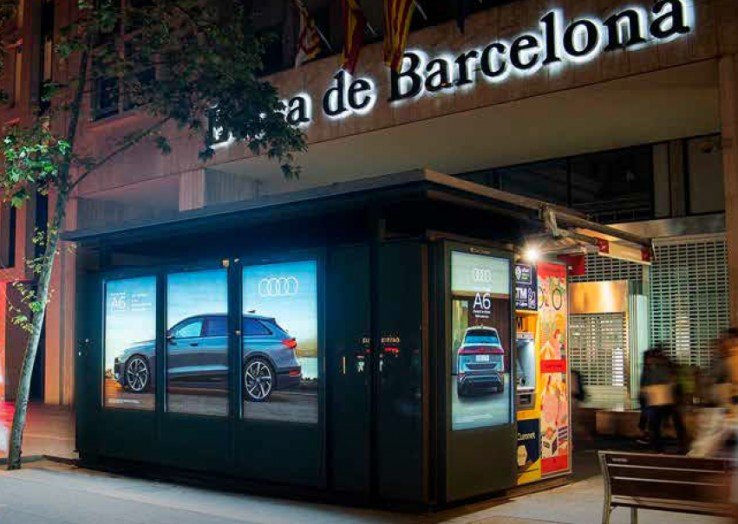  Formato innovador de cinco caras iluminadas en cada quiosco, con una triple creatividad trasera sincronizada.