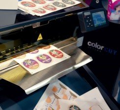 Las empresas pueden ampliar su oferta con aplicaciones como cajas y estuches de gran tamaño, PLV y displays, proyectos promocionales XL, y prototipos y producciones creativas bajo demanda. 