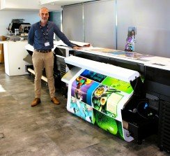 Jordi Yagües, junto a la SureColor S9100 de 11 tintas, en el showroom de Epson en Sant Cugat, Barcelona.