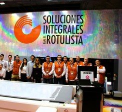 Grupo de profesionales de la empresa que atendió a los visitantes en sus dos stands en C!Print Madrid.