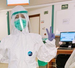 Trabajadora del Hospital 12 de Octubre de Madrid con la pantalla protectora producida con la participación de Artenea 3D y Truyol.
