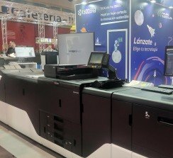 Los visitantes de C!Print pudieron ver la TASKalfa Pro 15000c de Kyocera en el stand de su Production Partner Grupo Solitium.