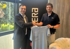 José Luis Alonso, CEO de Kyocera España, y Manuel Elvira tras la firma del acuerdo.