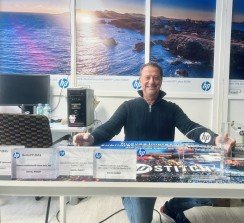 Jorge Domínguez, director general de Digital-Market, con los 9 trofeos de HP conseguidos hasta ahora por sus continuos éxitos como partner del fabricante.