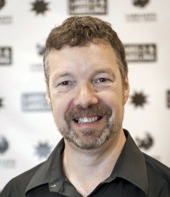 Andy Thomas-Emans destaca las tecnologías que conectan las etiquetas, los envases flexibles y el cartón plegable en LOUPE.