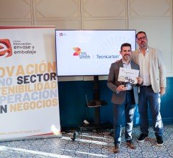 Antonio Cebrián, director Comercial de DS Smith Tecnicarton, recogiendo el premio.