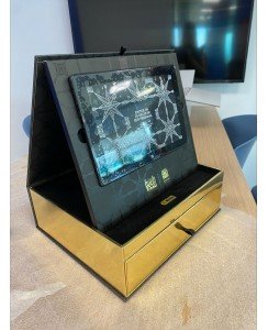 Caja premium personalizada que combina excelencia estética, funcionalidad y compromiso medioambiental.
