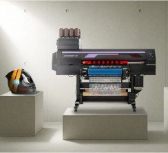 La Mimaki UJV300DTF-75 combina versatilidad, precisión y libertad creativa. 
