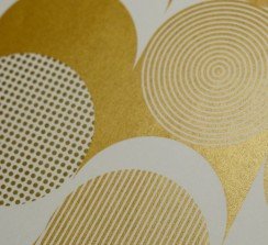 El nuevo tóner permite imprimir adornos dorados especiales y crear nuevos colores que integran CMYK con dorado para conseguir efectos aún más creativos.