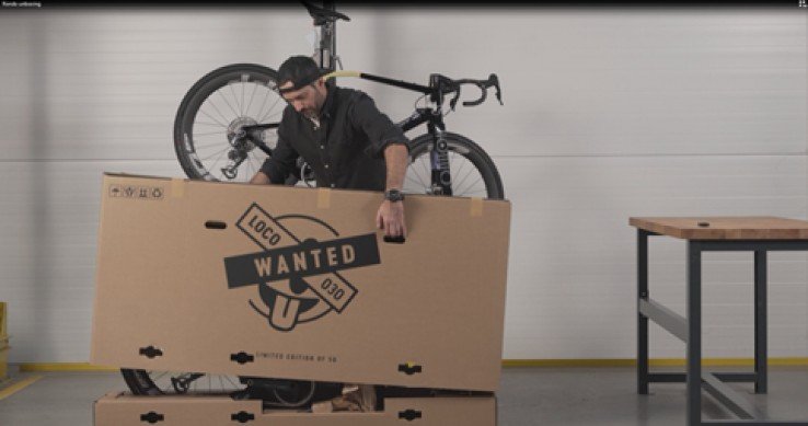 Los cierres de plástico reciclado del nuevo embalaje permiten reutilizar las cajas.