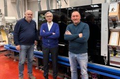 Los propietarios de Artes Etichette (Claudio Bernasconi, Luca Airoldi y Paolo Belloni) junto a la Gallus Five, que impulsa la producción digital de etiquetas a escala industrial. 
