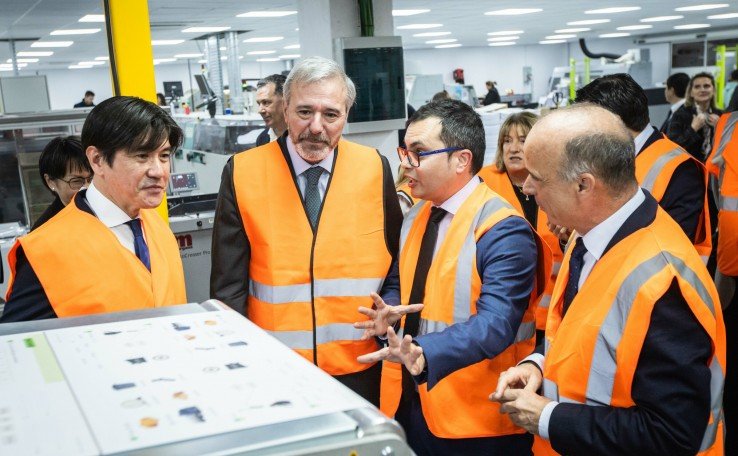 Kazuhiko Miura, Jorge Azcón, Iván Aísa y Javier Cendoya durante la visita a la planta de impresión digital.
