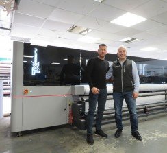 David Gómez, director general de Grupo ATP, y Chady Peter Abed, director general de Talawin, frente a la PLATINUM Q3XL.