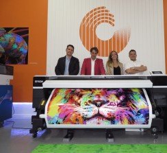Raul Ruiz, de Epson, junto a Manuel López, Ana Mena y Sergio Robledo, de Soluciones Integrales para el Rotulista, junto a la nueva SC S9100.