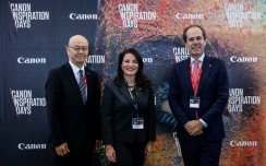 En Valencia, Sam Yoshida, presidente de Canon EMEA, Hortensia Roig, presidenta de EDEM, y Javier Tabernero, presidente y consejero delegado de Canon España y Portugal.