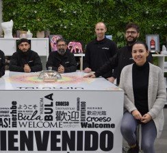 El equipo directivo y técnico de TALAWIN, en la entrada de la sede en Humanes de Madrid.