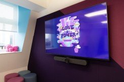 Las pantallas profesionales BRAVIA de Sony proporcionan imágenes vibrantes, nítidas y fiables.