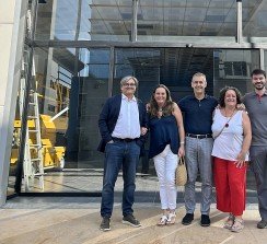 El equipo de swissQprint Spain delante de las nuevas instalaciones en Badalona.