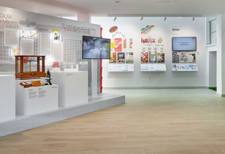  Fabricación y montaje del showroom con una gran variedad de elementos gráficos que conforman su recorrido.