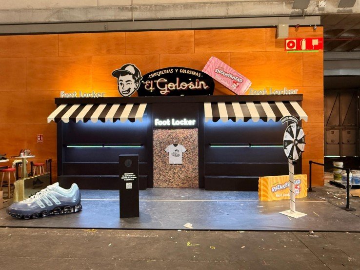 Stand elaborado con materiales sostenibles como el cartón para el evento Scrapworld 2025.
