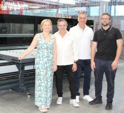 Teresa Pastor (responsable de Administración en Marc Martí), Carles García (director general en Marc Martí), Óscar Roma (director de Ventas de TALAWIN) y Gerard Martí (responsable de Marketing en Marc Martí), junto a la PLATINUM XL recién instalada en la 