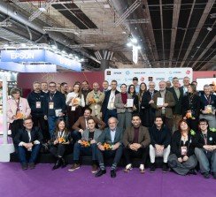 Premiados y patrocinadores al finalizar la gala de entrega de premios en C!Print Madrid 2026.