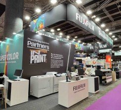 En el stand, la compañía se mostró como socio estratégico para quienes trabajan en impresión, personalización y comunicación visual. 