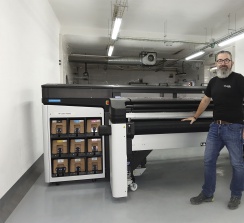Joaquín Tuyol junto a la nueva impresora recién instalada.