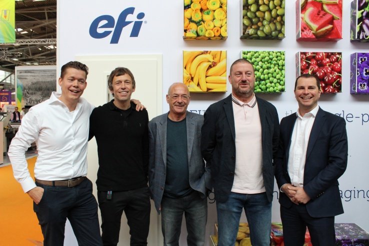 Responsables de EFI y Durham Box se reunieron en FESPA Múnich para anunciar la adquisición de la nueva Nozomi.