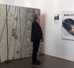 Las obras finalistas fueron expuestas en la entrada de Messe Berlin, entre ellas la premiada "La belleza está en el interior".