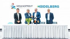 Lloyd Cui, (vicepresidente Grandprint), Cui Wenfeng (presidente Grandprint), Dr. David Schmedding (Chief Technology and Sales Officer HEIDELBERG) y Benny Huang (director regional Gran China en HEIDELBERG), firman la compra de seis Speedmaster CX 92 más.