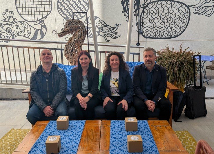 François Devy (Seaqual), Pilar Codina (Epson), Carmen Ortigosa (Ibis) y Raúl Sanahuja (Epson), en la presentación del proyecto en la terraza interior del hotel que ha sido decorada.