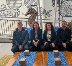 François Devy (Seaqual), Pilar Codina (Epson), Carmen Ortigosa (Ibis) y Raúl Sanahuja (Epson), en la presentación del proyecto en la terraza interior del hotel que ha sido decorada.