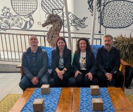François Devy (Seaqual), Pilar Codina (Epson), Carmen Ortigosa (Ibis) y Raúl Sanahuja (Epson), en la presentación del proyecto en la terraza interior del hotel que ha sido decorada.