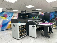 La empresa cuenta con tres equipos HP Latex R1000 para la producción de soluciones personalizadas en PLV y packaging
