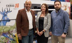 Owen Russell, Director Digital Plus, Emma Plant, Agfa Sales Manager (North) – Inkjet, UK, y David Brisk, Sales Director Digital Plus.