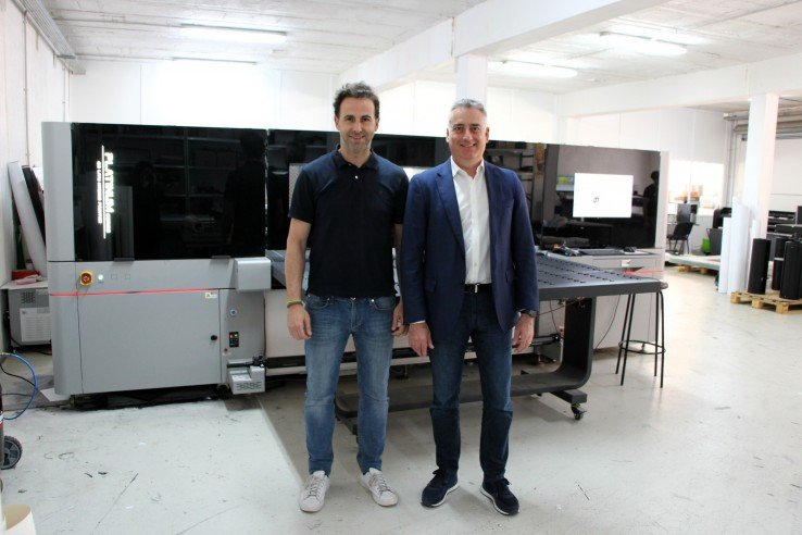 Jorge Susín, director general de Més Magenta, y Óscar Roma, Manager Ventas Iberia de TALAWIN, junto a la híbrida PLATINUM Q2.