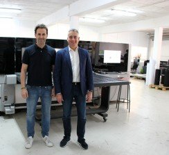 Jorge Susín, director general de Més Magenta, y Óscar Roma, Manager Ventas Iberia de TALAWIN, junto a la híbrida PLATINUM Q2.