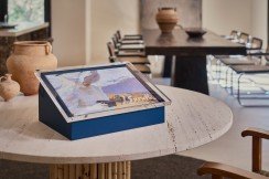 La obra destaca por su innovador estuche-expositor en forma de atril, que alberga todos los elementos de la pieza.