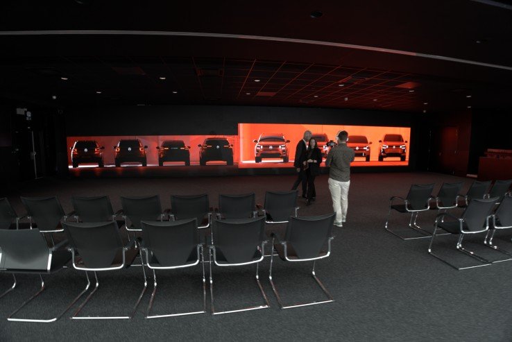 El excepcional tamaño de la pantalla permite proyectar representaciones en 3D a tamaño real de los vehículos, comparando modelos, configuraciones o acabados.