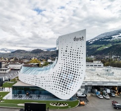 La fachada de metal revestido cuenta con 850 ventanas multi-color dispuestas en forma de pixel.